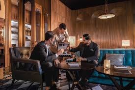 Cigar Lounges Offer an Offline Brotherhood
